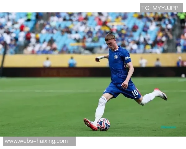 圣塔克拉与本菲卡的较量因争议判罚而腰斩球迷反应热烈